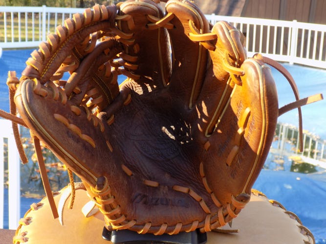 Used Mizuno Right Hand Throw Infield Classic Pro Soft Baseball Glove 11.75"
