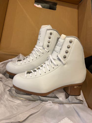Jackson Elle Size 6R Figure Skates
