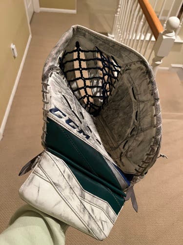 Used Regular Extreme Flex III Pro Senior Goalie Glove