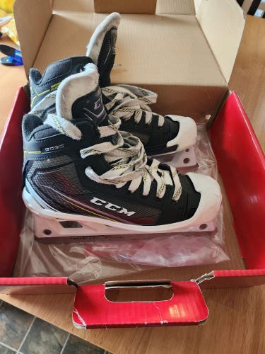 Junior Used CCM Tacks 9060 Goalie Hockey Skates Regular Width Size 5