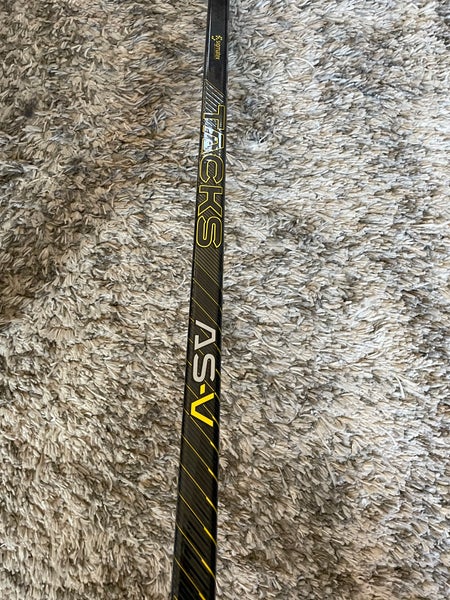 New Intermediate Right Handed CCM Super Tacks AS5 Hockey Stick P28