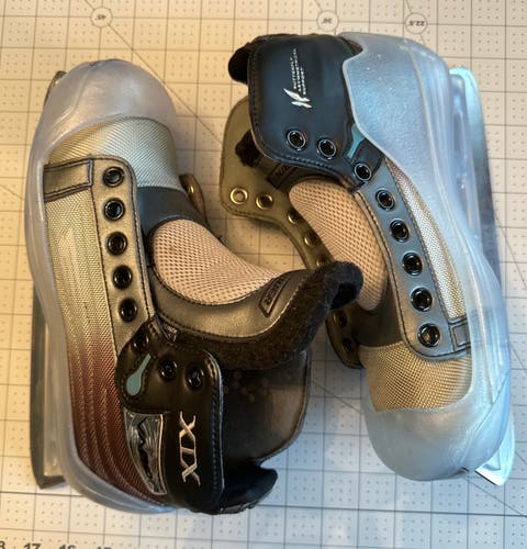 Used Bauer Regular Width Size 4 Vapor XIX Hockey Goalie Skates