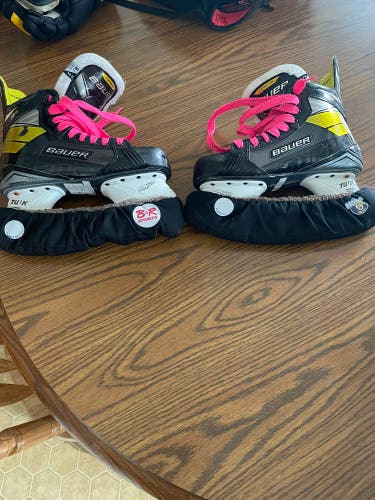 Senior Bauer Regular Width Size 8.5 Hockey Skates