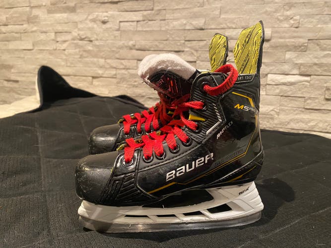 Bauer m5 pro youth hockey skates size 13.5