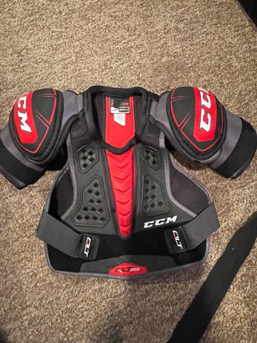 CCM QLT 250 Shoulder Pads