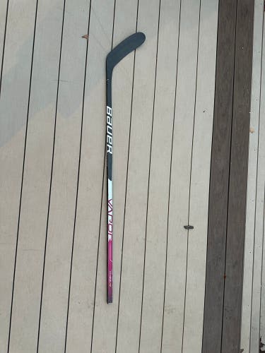 Senior Right Handed P28M Pro Stock Vapor Hyperlite Hockey Stick