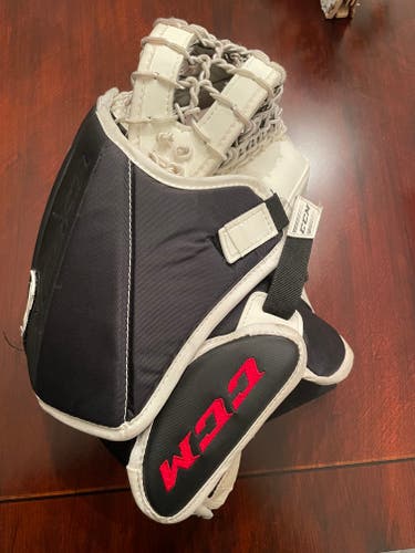 Used Regular CCM Extreme Flex 5.9 - Blocker and Glove Set