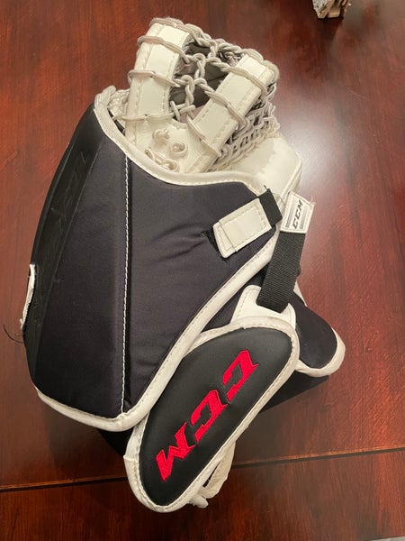 Used Regular CCM Extreme Flex 5.9 - Blocker and Glove Set