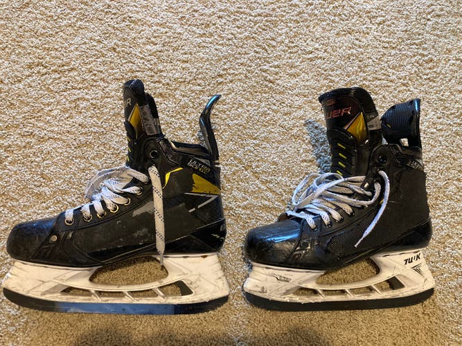 Senior Bauer Size 8 Supreme UltraSonic Hockey Skates