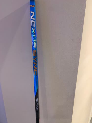 Senior RH P28 77 FLEX Bauer Nexus Sync Hockey Stick