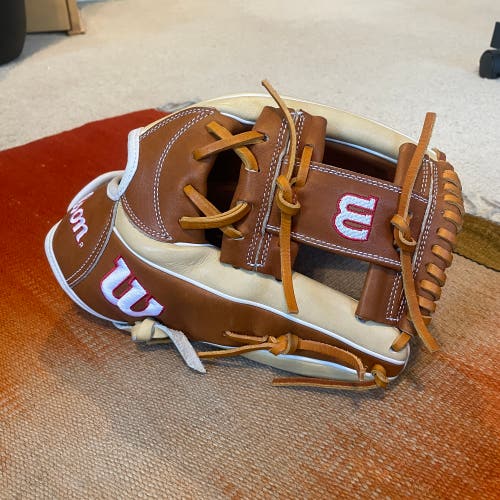 *Reserved New Without Tags Wilson A2000 H12 Fastpitch Softball Glove 12"