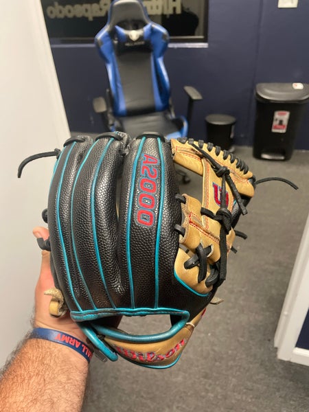 Used Right Hand Throw Wilson Infield A2000 Baseball Glove 11.5"