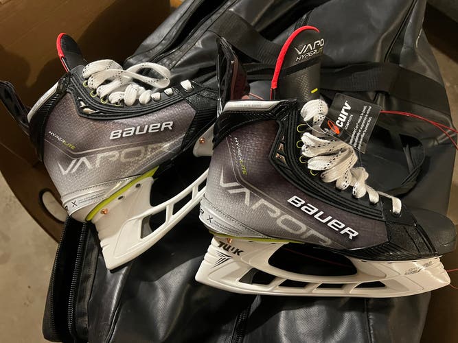 Senior New Bauer Vapor Hyperlite Hockey Skates