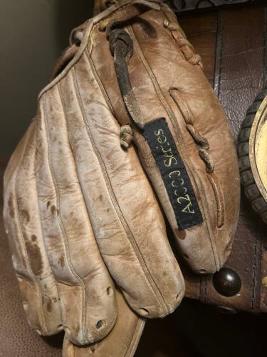 Pitcher's 11.75" A2000 Baseball Glove