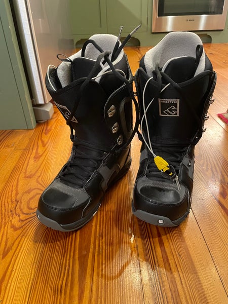 Used Size 9.5 (Women's 10.5) Burton Freestyle Snowboard Boots