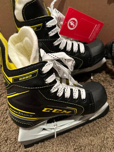 New CCM Youth Regular Width Size 11 Hockey Skates