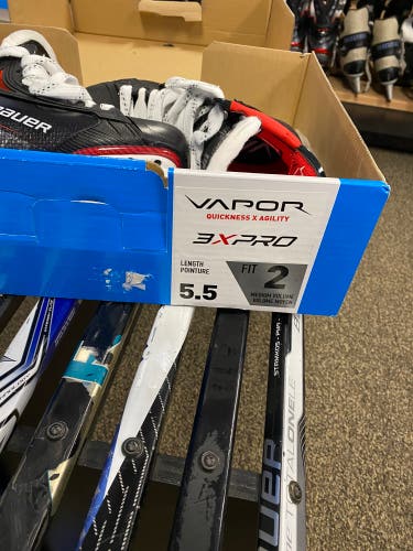 Bauer Regular Width  Size 5.5 Vapor 3X Pro Hockey Skates