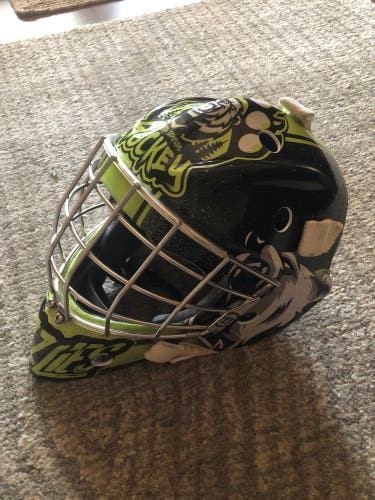 Warrior Ritual R/F1 S/M Senior+ Certified Straight Bar Goalie Mask