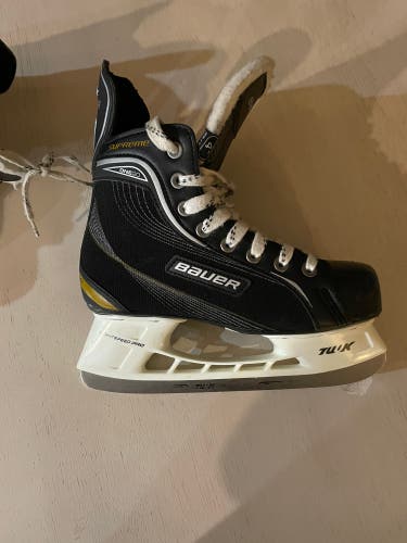 New Bauer Regular Width  Size 4 Supreme One20 Hockey Skates