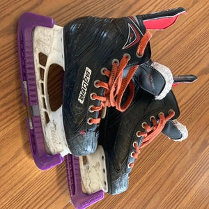 Used Bauer Regular Width  Size 3 Vapor Hockey Skates