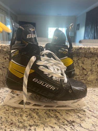 Senior Bauer Regular Width  Size 7 Supreme UltraSonic Hockey Skates