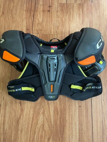 New Medium CCM  Tacks AS-V Pro Shoulder Pads