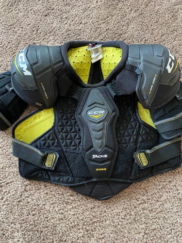 CCM TACKS 6052 shoulder pads
