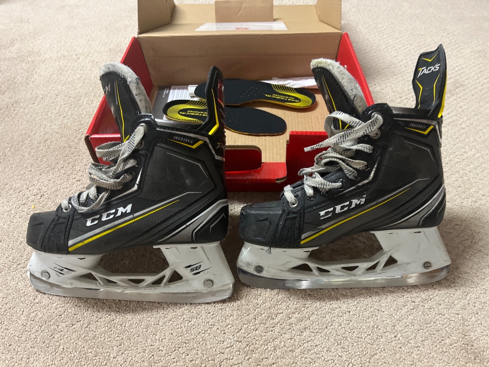 Used CCM Regular Width  Size 4 Tacks 9090 Hockey Skates