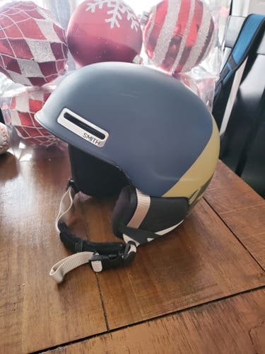 Used Kid's Medium Smith Maze Helmet