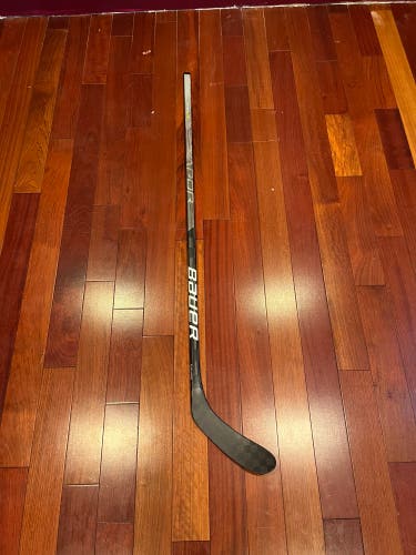 Intermediate Left Hand P28 Vapor Hyperlite Hockey Stick