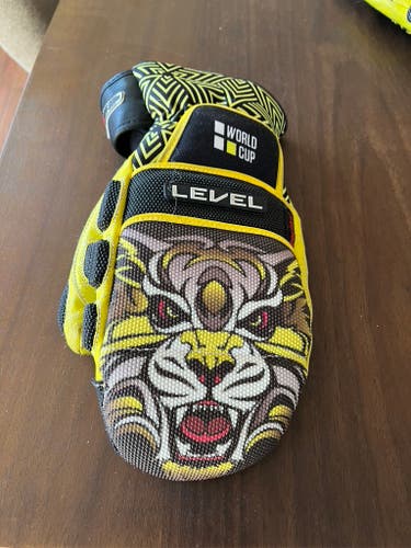 Level World Cup Mitten 100% Bad Ass