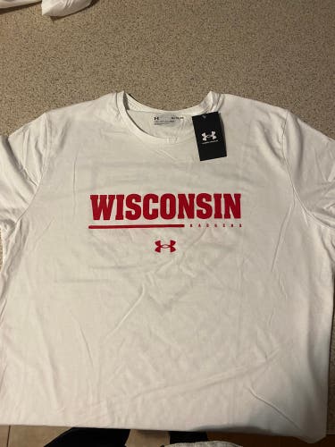 New Wisconsin Badgers XL Under Armour Shirt