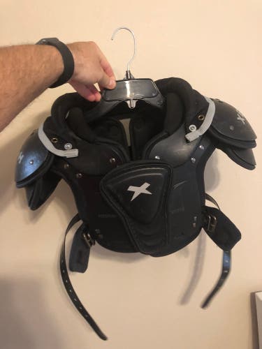 Youth Medium Xenith Flyte Shoulder Pads