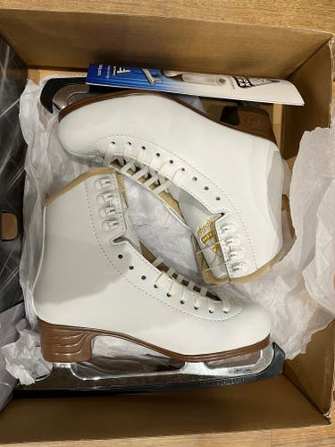 New Jackson Ultima Figure Skates Size 6