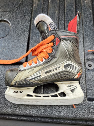 Youth Used Bauer Vapor X900 Hockey Skates Regular Width Size 10
