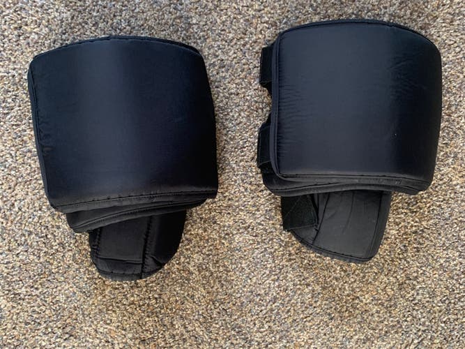 Senior goalie knee pads