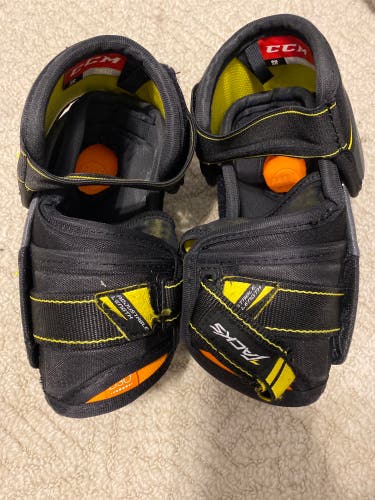 Used Small CCM Tacks 9080 Elbow Pads