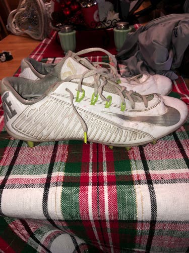 White Used Molded Cleats Low Top Vapor Carbon