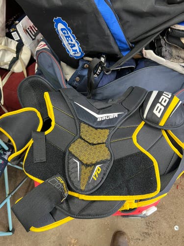 Senior Large Bauer Supreme 170 Shoulder Pads