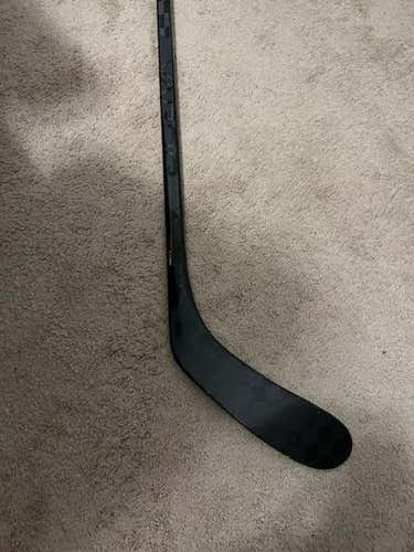 Senior Used Right Handed Bauer Vapor Hyperlite Hockey Stick P28