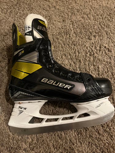 Very lightly worn Bauer Supreme 3s skates