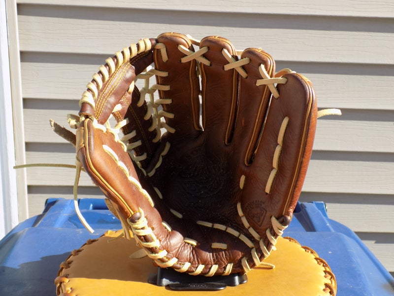 Used Mizuno Right Hand Throw Outfield Classic Pro Soft Baseball Glove 12.75"