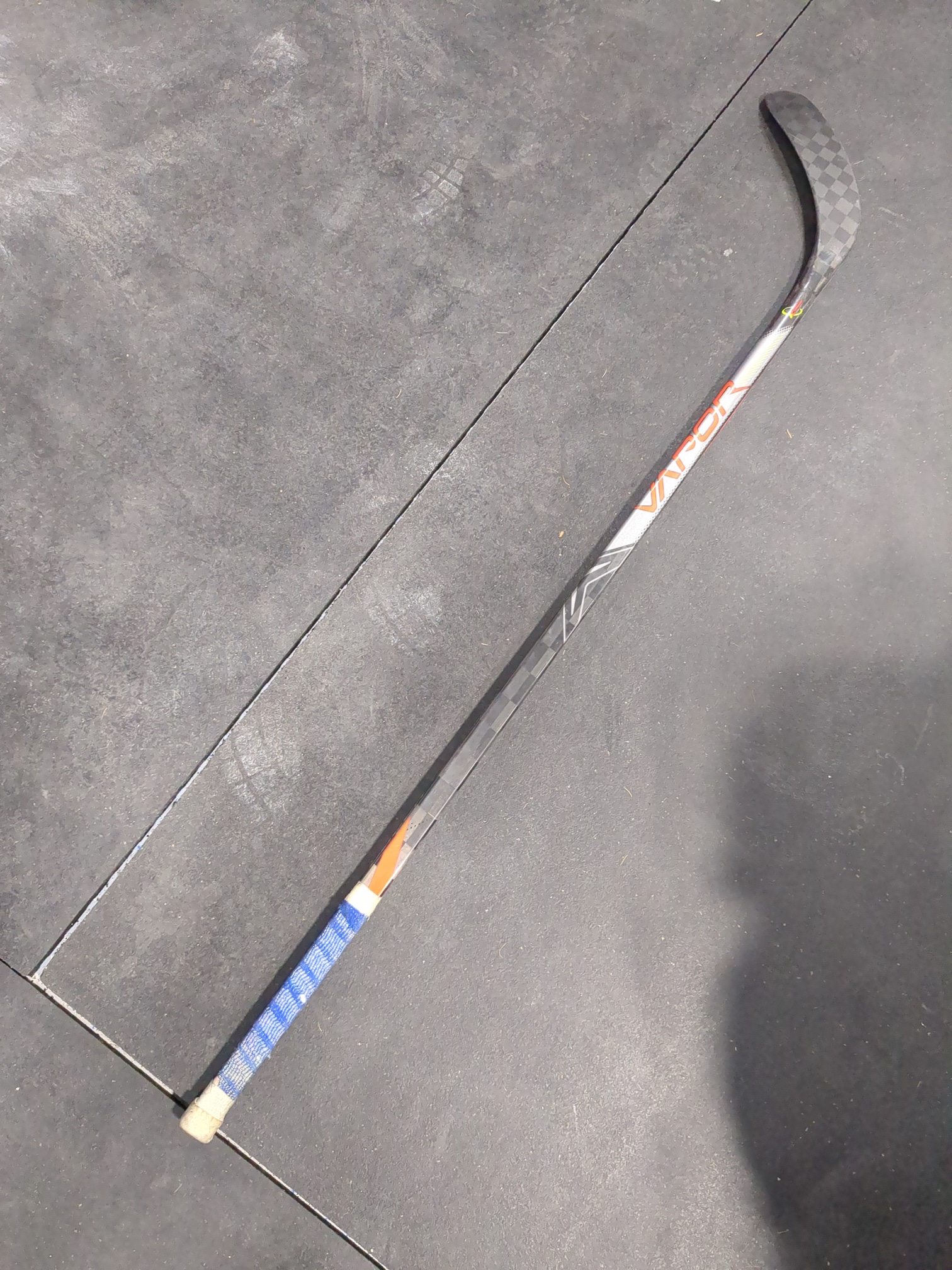 Used Senior Bauer Right Handed Vapor Hyperlite Hockey Stick Mid Pattern Pro Stock