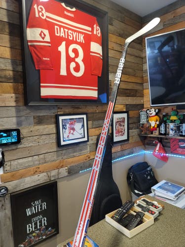 Senior Used Right Handed Bauer Vapor Hyperlite Hockey Stick P28 Pro Stock