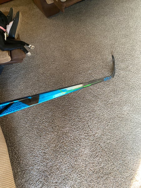 Intermediate Right Handed P28 Nexus Geo Hockey Stick
