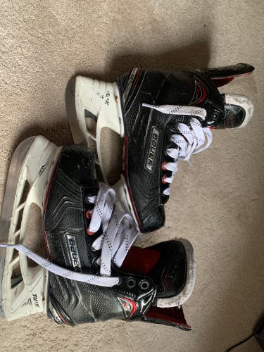 Used Bauer Regular Width Size 4.5 Vapor X700 Hockey Skates