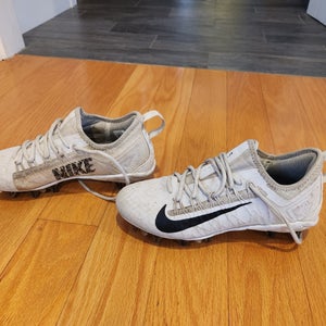 White Youth Used Size 7.5 (Women's 8.5) Nike Low Top