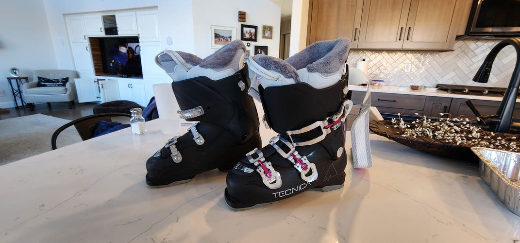Used Women's Tecnica All Mountain Ten.2 65W Ski Boots