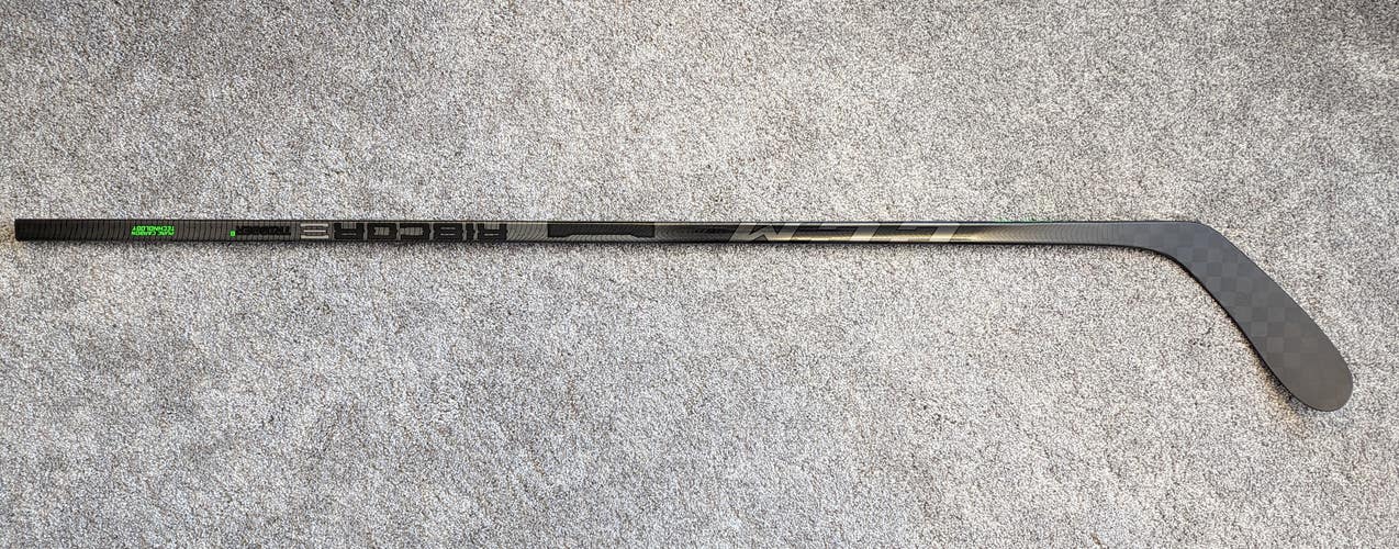 New Intermediate CCM Right Handed Ribcor Trigger 6 Hockey Stick P28