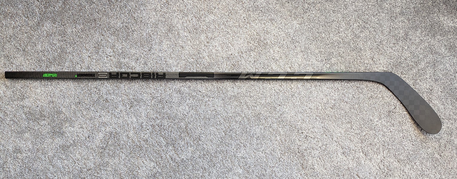 New Intermediate CCM Right Handed Ribcor Trigger 6 Hockey Stick P28